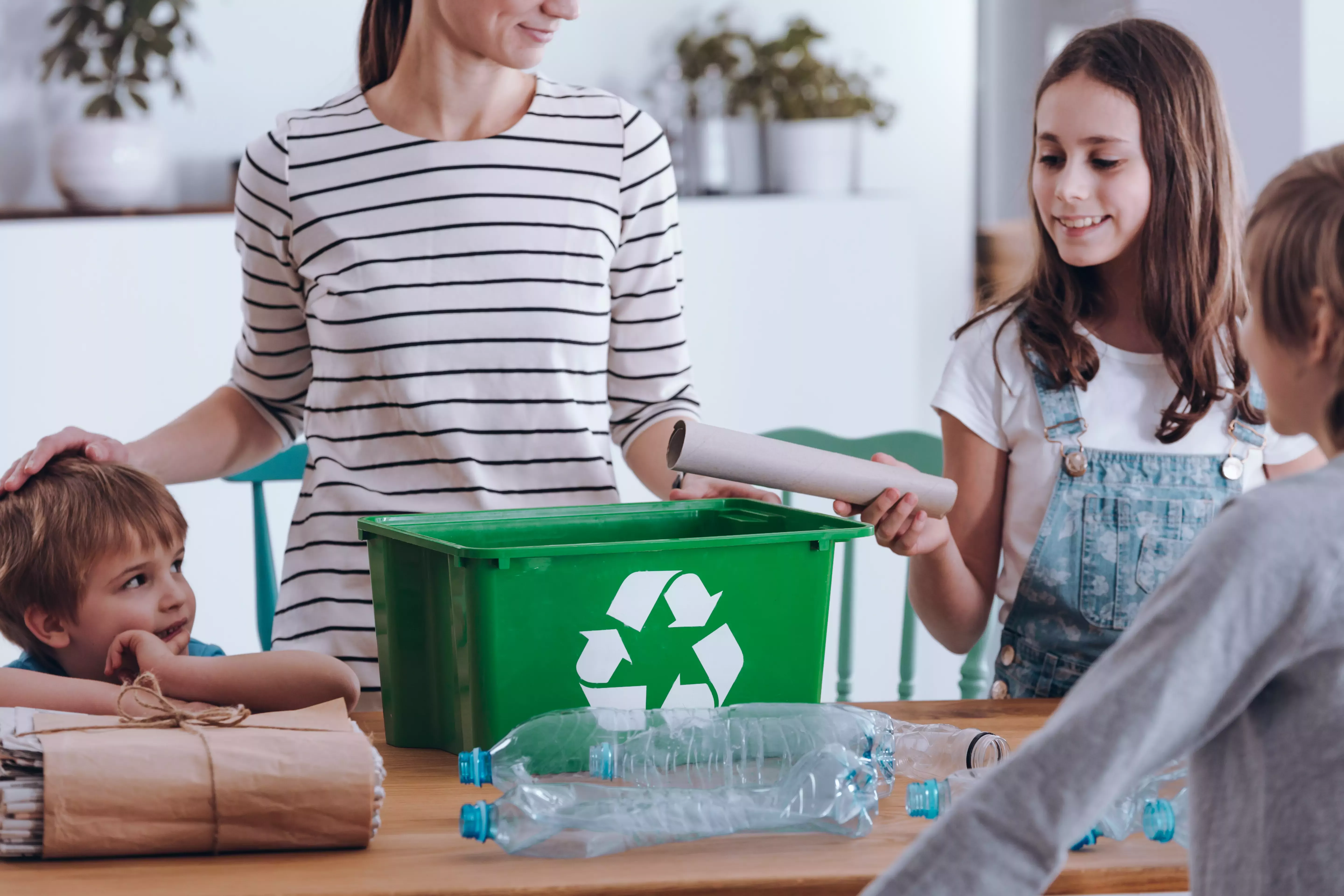 Madre enseñando a reciclar